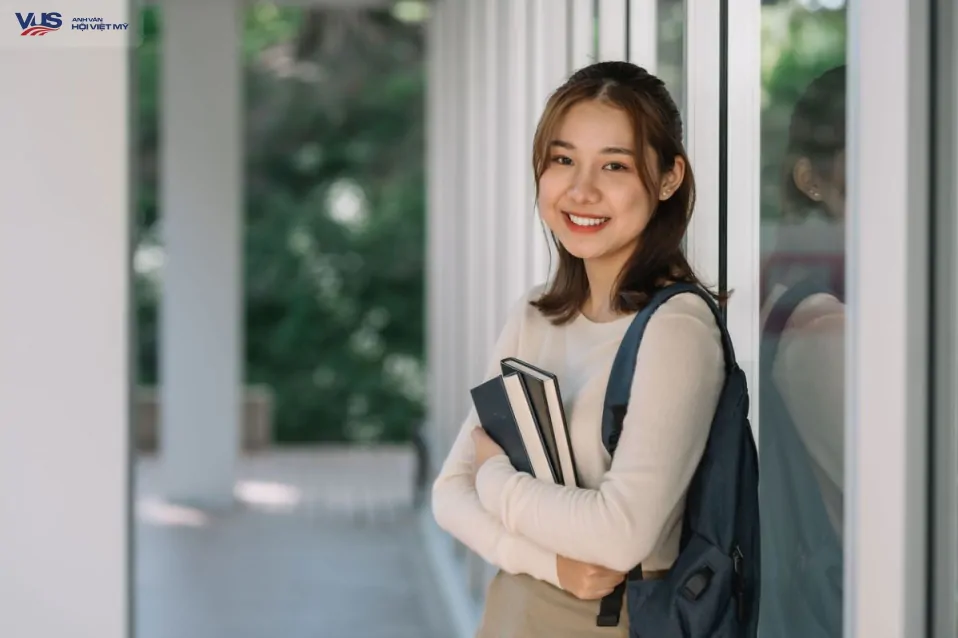 Top khóa học tiếng Anh cho người mất gốc English Hub tại VUS