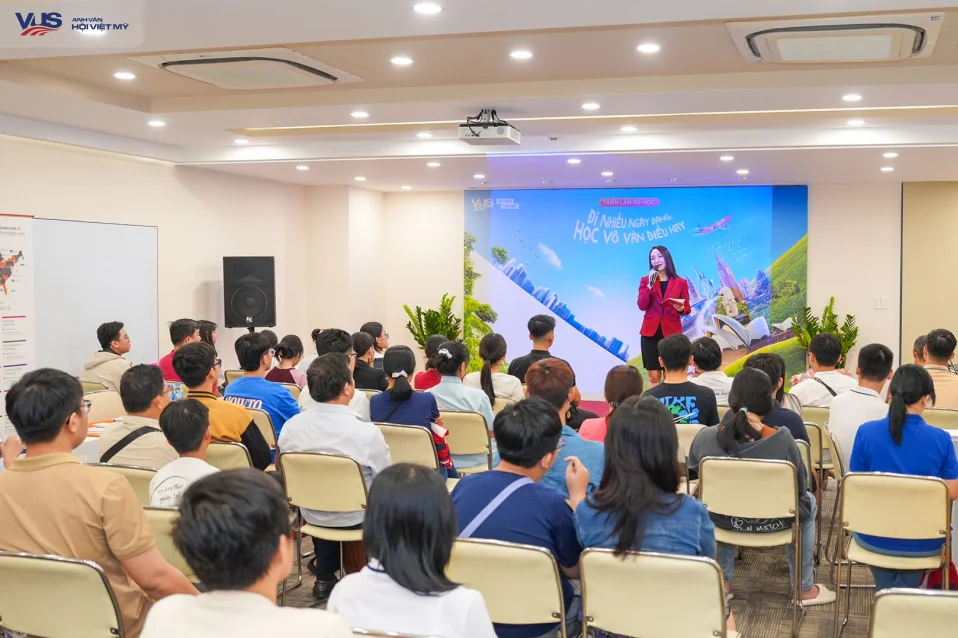 Hàng trăm học sinh & phụ huynh gia nhập đường đua săn học bổng du học đến 100% tại Triển lãm du học tháng 3